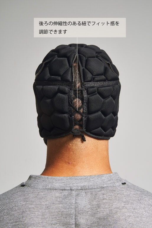 後ろの伸縮性のある紐でフィット感を調節できます